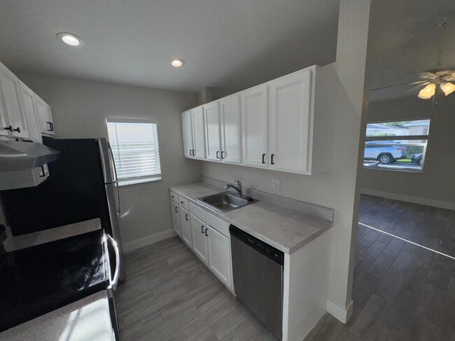 Foto del edificio - 553 E Ridge Cir N