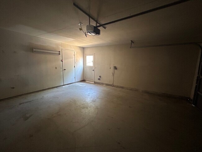 Building Photo - 941 S Linwood St