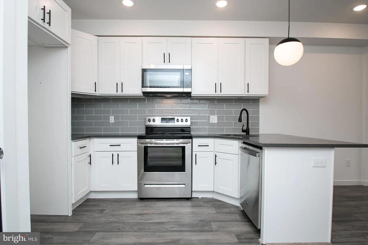 Foto principal - 883 Belmont Ave