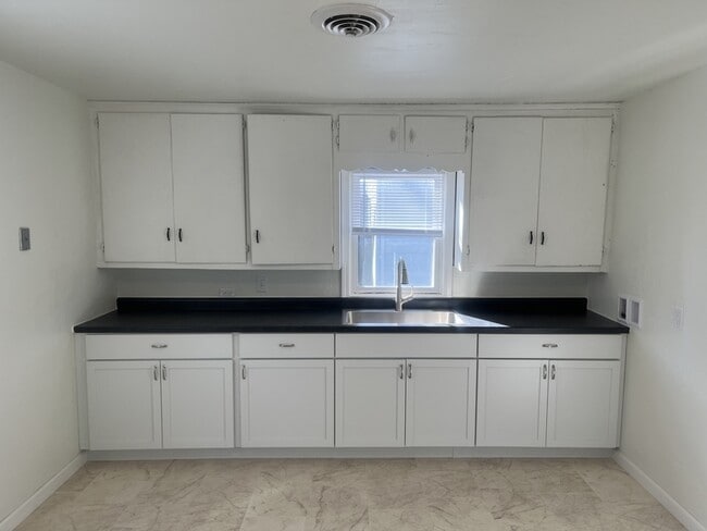 Building Photo - 929 Biemeret St