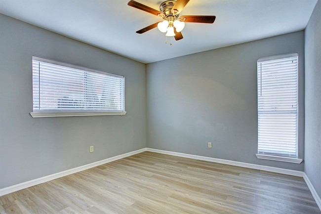 Building Photo - 8722 Parkway Forest Dr
