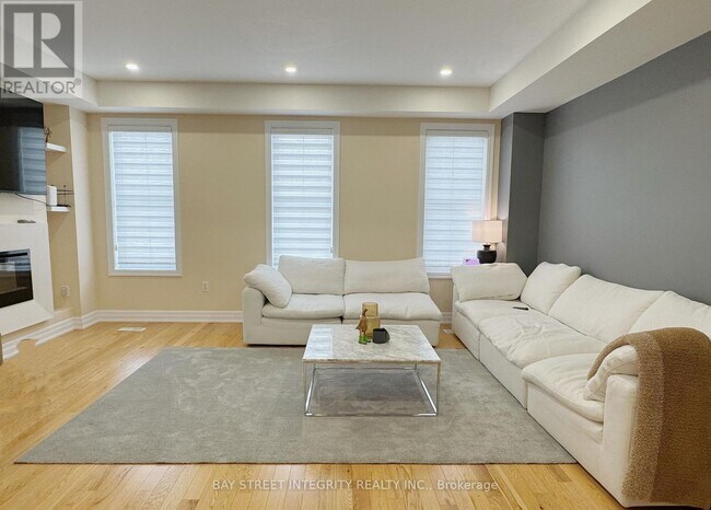 Photo du bâtiment - 2267 Major MacKenzie Dr W