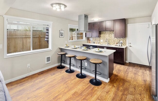 Building Photo - 3 Bed, 1.5 Bath, Remodeled Townhome is Ava...