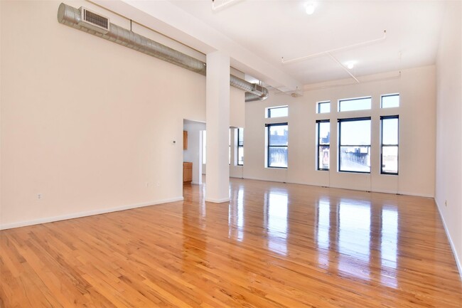 Foto del edificio - 12 N Broadway
