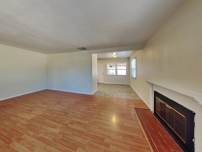 Building Photo - 1256 W 27th St