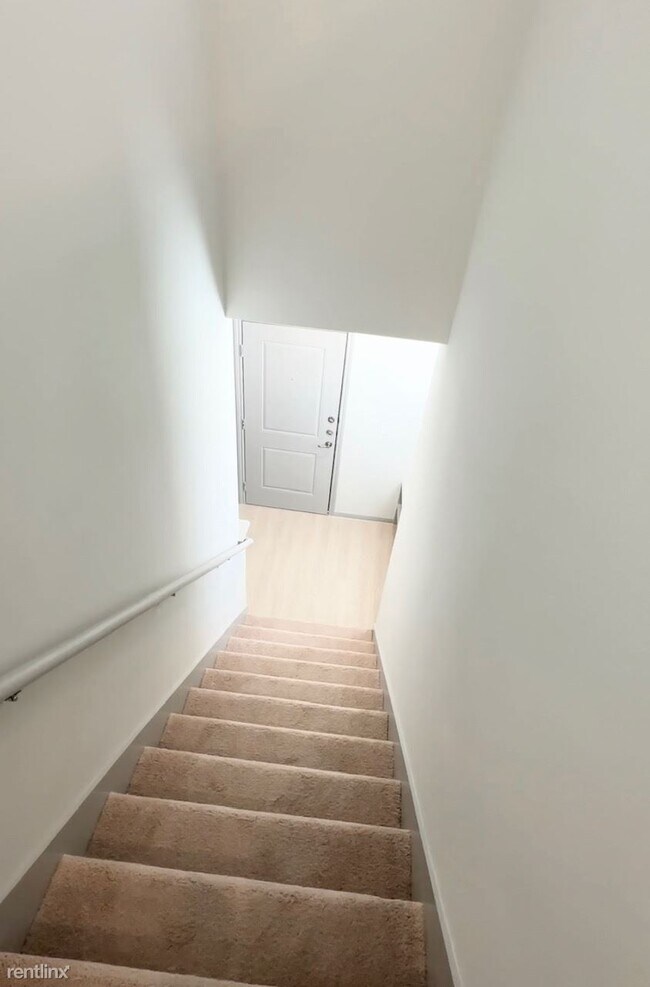 Building Photo - 1 br, 1 bath Townhome - 1501 W Pecan St  1...