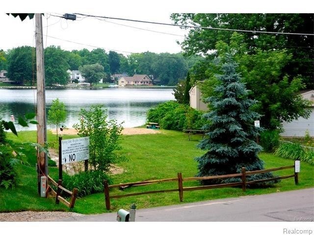 Building Photo - 1295 Lakeview Dr