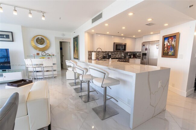 Foto del edificio - 7601 E Treasure Dr