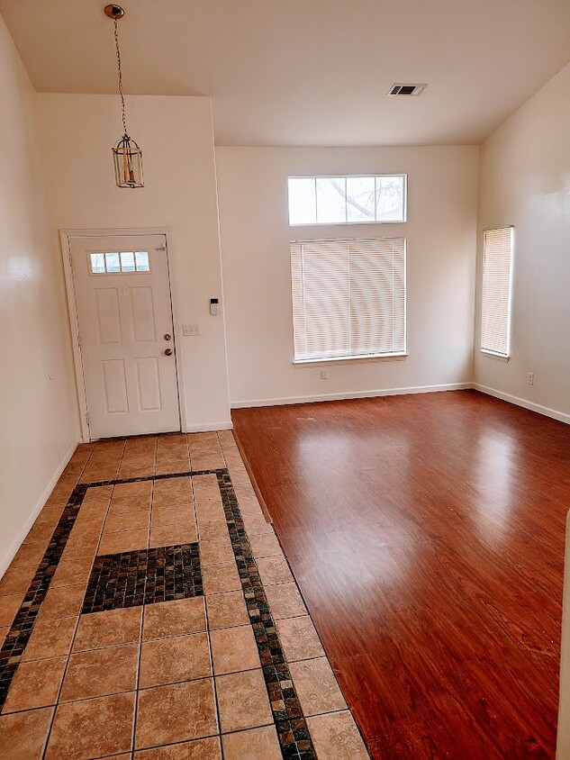 Living room & front door - 1746 Autumnmist Dr