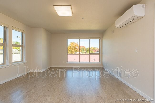 Building Photo - 5885 S Macadam Ave