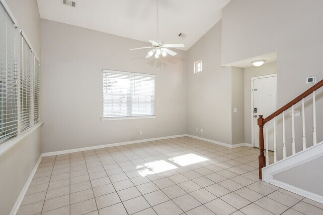 Building Photo - 1204 W Oaks Way