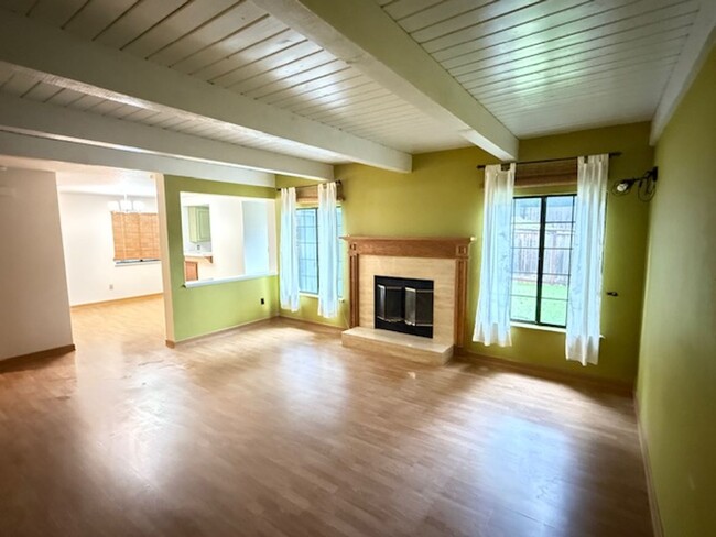 Building Photo - 3-Bedroom Pinole Townhouse with Spacious L...