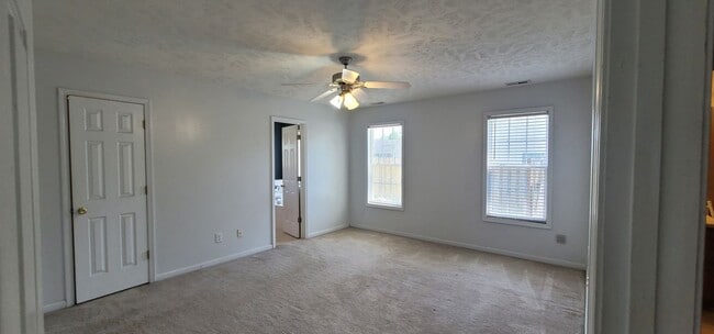 Building Photo - NEW listing , Don't Miss Out!!!
