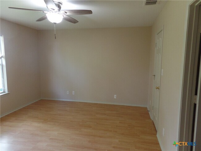 Building Photo - 102 Clydesdale Ln