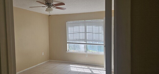 Building Photo - 2 bedroom 1 bath condo Near the Loop