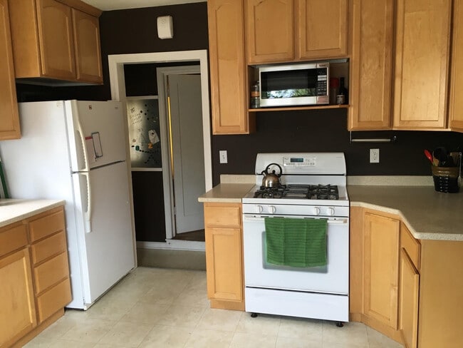 Building Photo - Beautiful Large Home in the Avenues