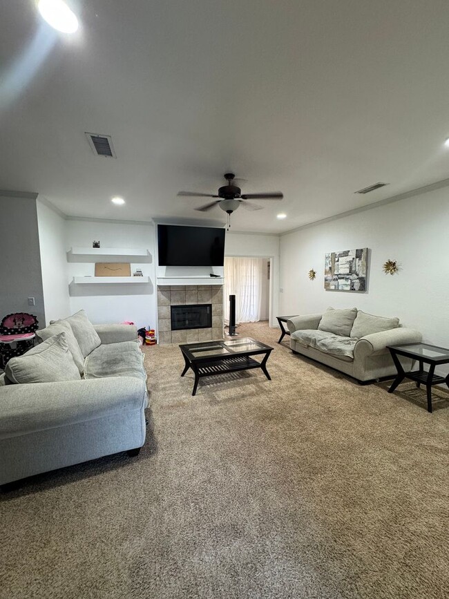 Building Photo - Located in Hillside Terrace!!!4bedrooms 2n...