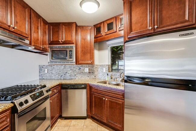 Building Photo - Beautiful 2 Bedroom 2 Bathroom Condo in La...