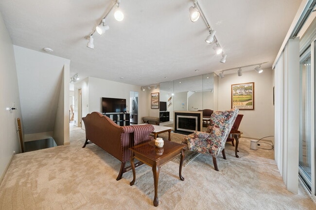 Building Photo - 804 Fairways Dr