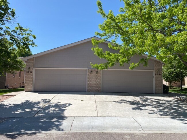 Building Photo - 4 Bed 3 Bath Patio Style Duplex - 2 Car Ga...