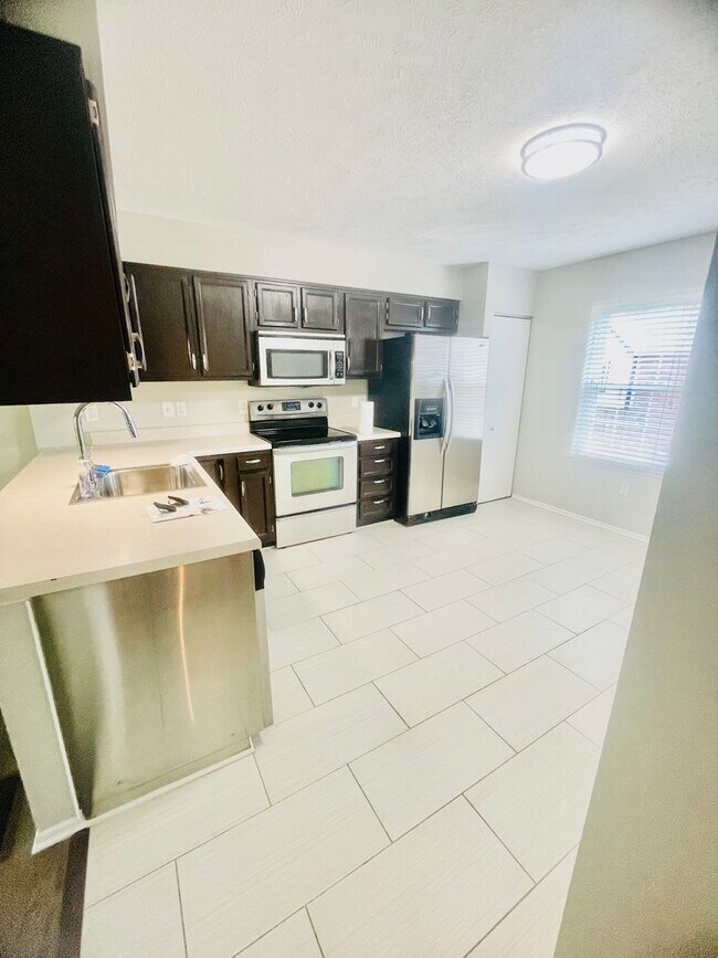 Foto del edificio - 3-Bedroom 2.5 bath Townhome in Imperial – Style, Space & Sophistication