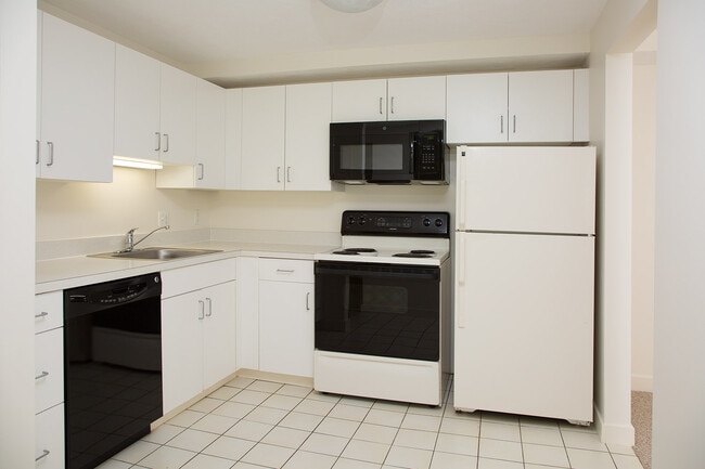 Eat-in-kitchen - Hemlock Lane Apartments