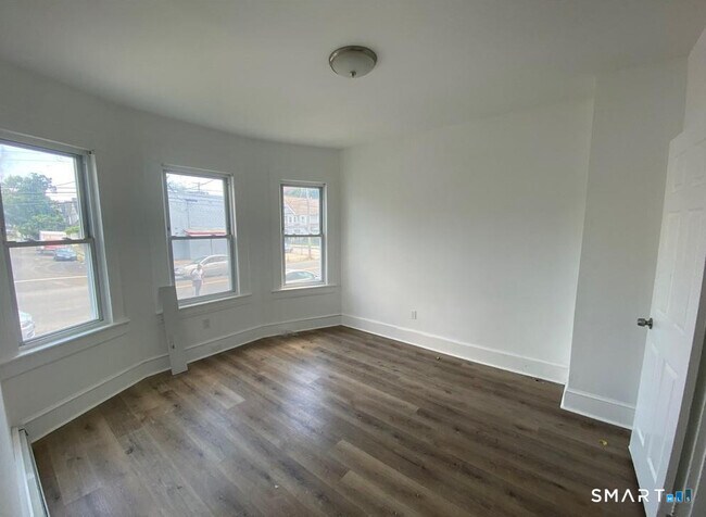 Foto del edificio - 220 Maplewood Ave