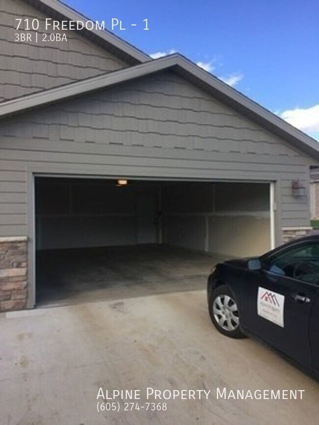 Building Photo - Ground Floor 3 Bed/2 Bath Apartment with 2...