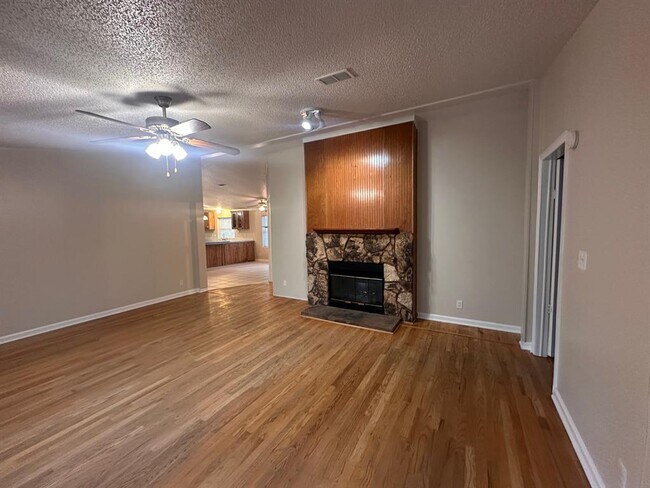 Foto del edificio - 302 Lone Star Rd
