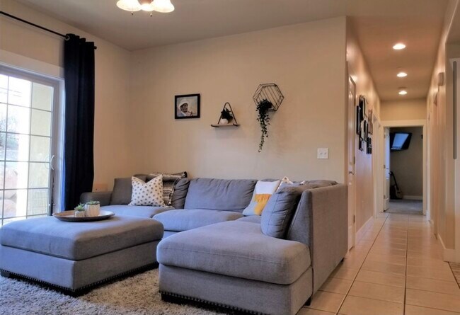 Foto del edificio - 108 W Spring Hill Way
