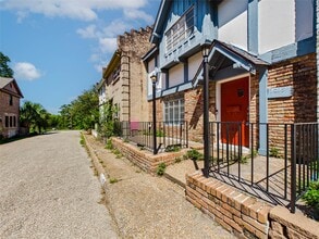 Building Photo - 1219 Saxony Ln