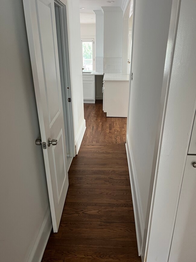 Building Photo - 305 Grovers Ave