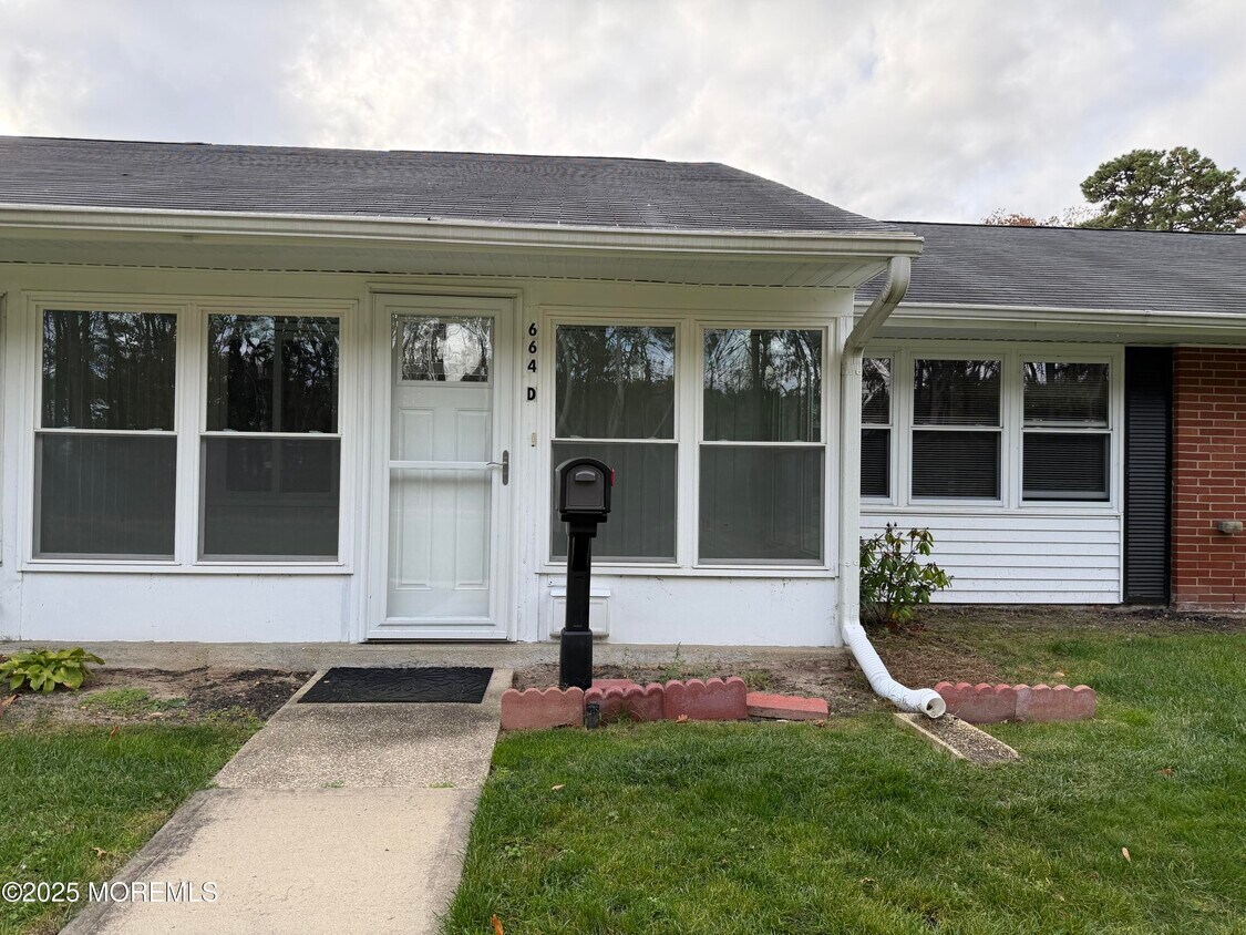 Foto principal - 664D Plymouth Dr