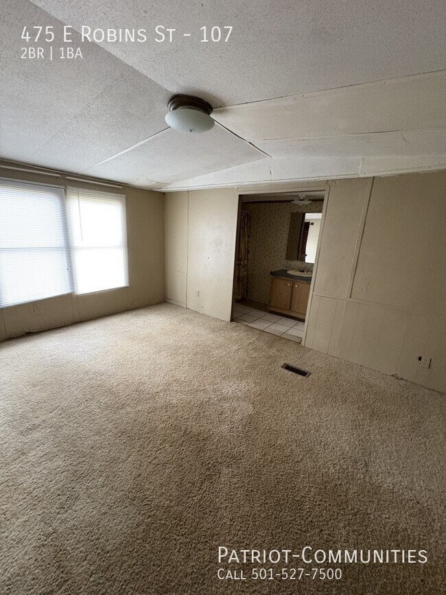 Building Photo - 475 E Robins St
