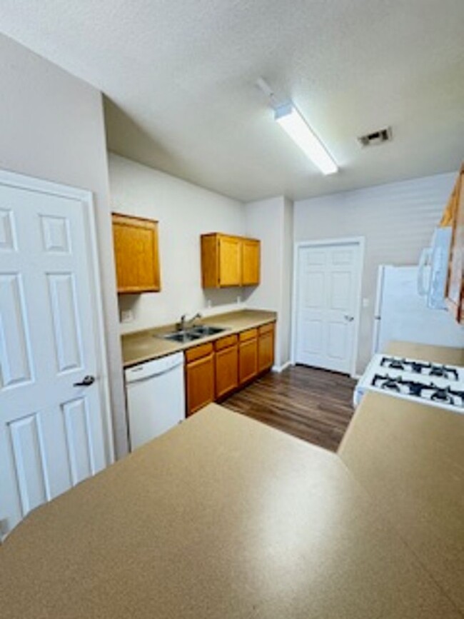 Foto del edificio - 2 Bedroom townhome with attached 2 car garage