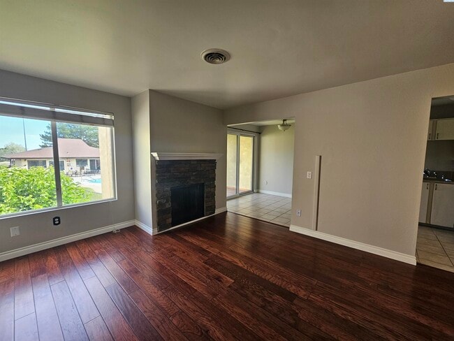 Building Photo - Upper Level Condo overlooking Pool and Clu...