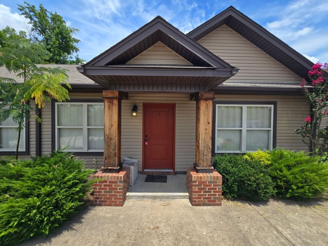 Primary Photo - 2711 Ridgecrest Rd