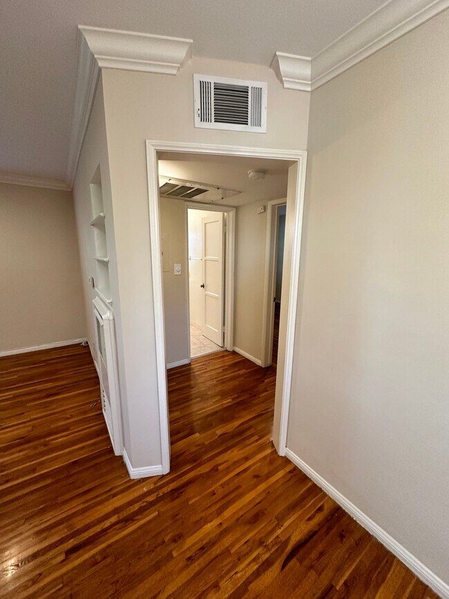 Building Photo - Dickens Court Apartments