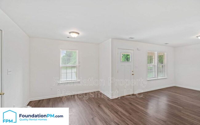 Building Photo - 5 E Byfield Dr
