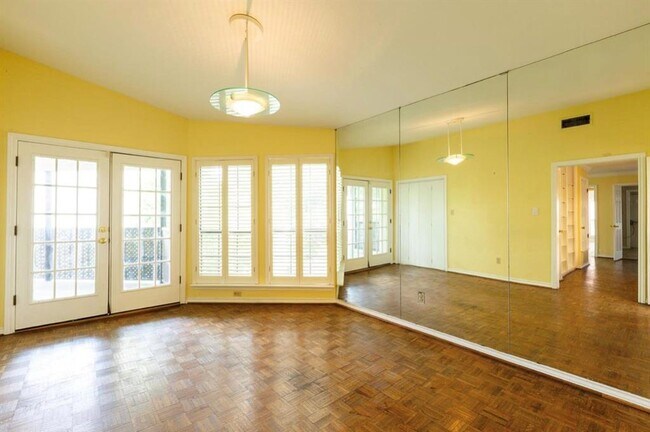 Foto del edificio - 6037 Hillcrest Ave