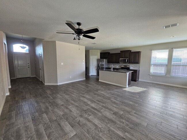 Building Photo - Available now ready for immediate move in