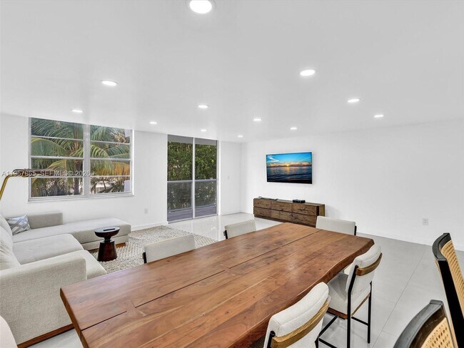 Foto del edificio - 10000 W Bay Harbor Dr