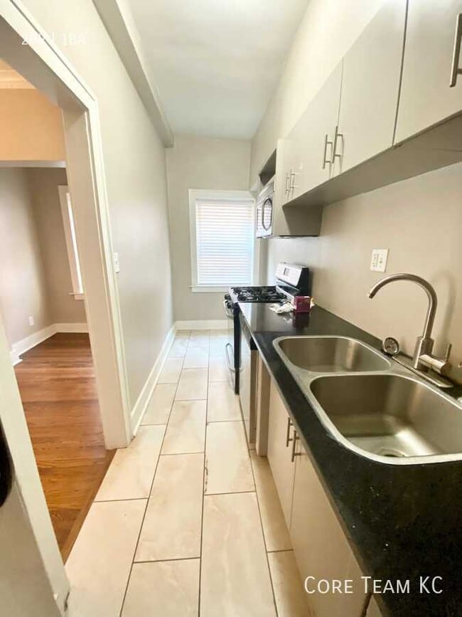 Building Photo - 710 W 48th St