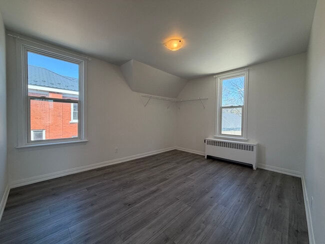 Building Photo - Upper-Level 2-Bedrooms On Weber St: SO MUCH SUNLIGHT!