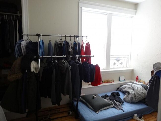 Foto del edificio - 2BR 1Bth unit. Heat/Hot Water included. Great location!