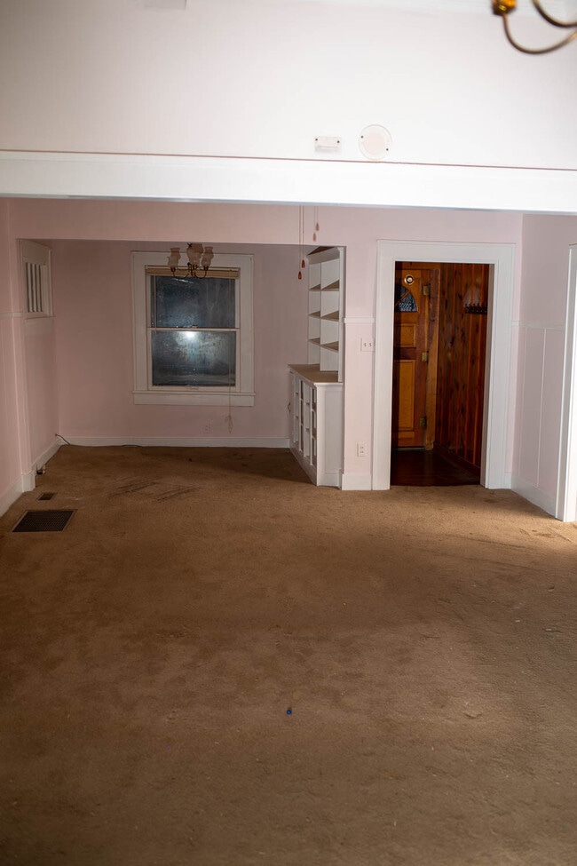 Building Photo - 609 W Gentry St