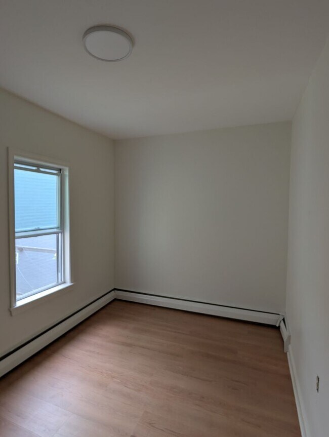 Building Photo - South Boston 3bed / 1bath with one parking...