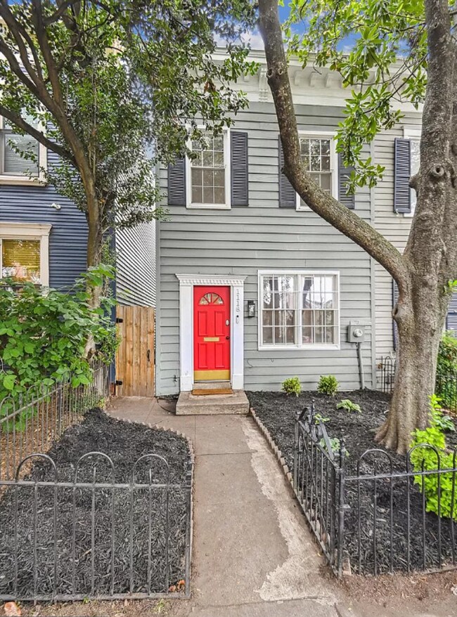 Building Photo - Amazing 3 BR/1.5 BA Townhome in Capitol Hill!