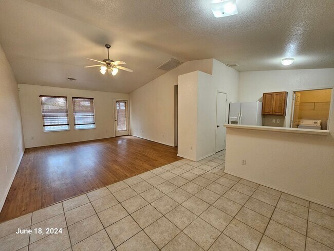 Building Photo - (3) Bed(2) Bath Avail NOW! Small Pet Negot...