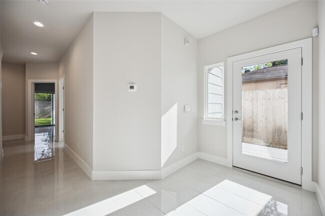 Foto del edificio - 5314 Suez St